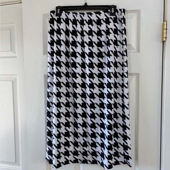 Zadie B’s black and white Houndstooth midi pencil skirt - Picture 1 of 3